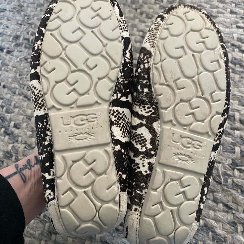 UGG Women's Size 6 Black and Cream Snake print Slippers LIKE NEW - Picture 4 of 7